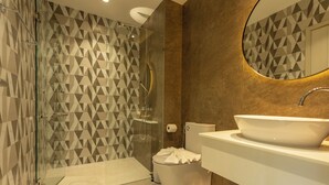 Condo de base, vue sur la piscine | Salle de bain
