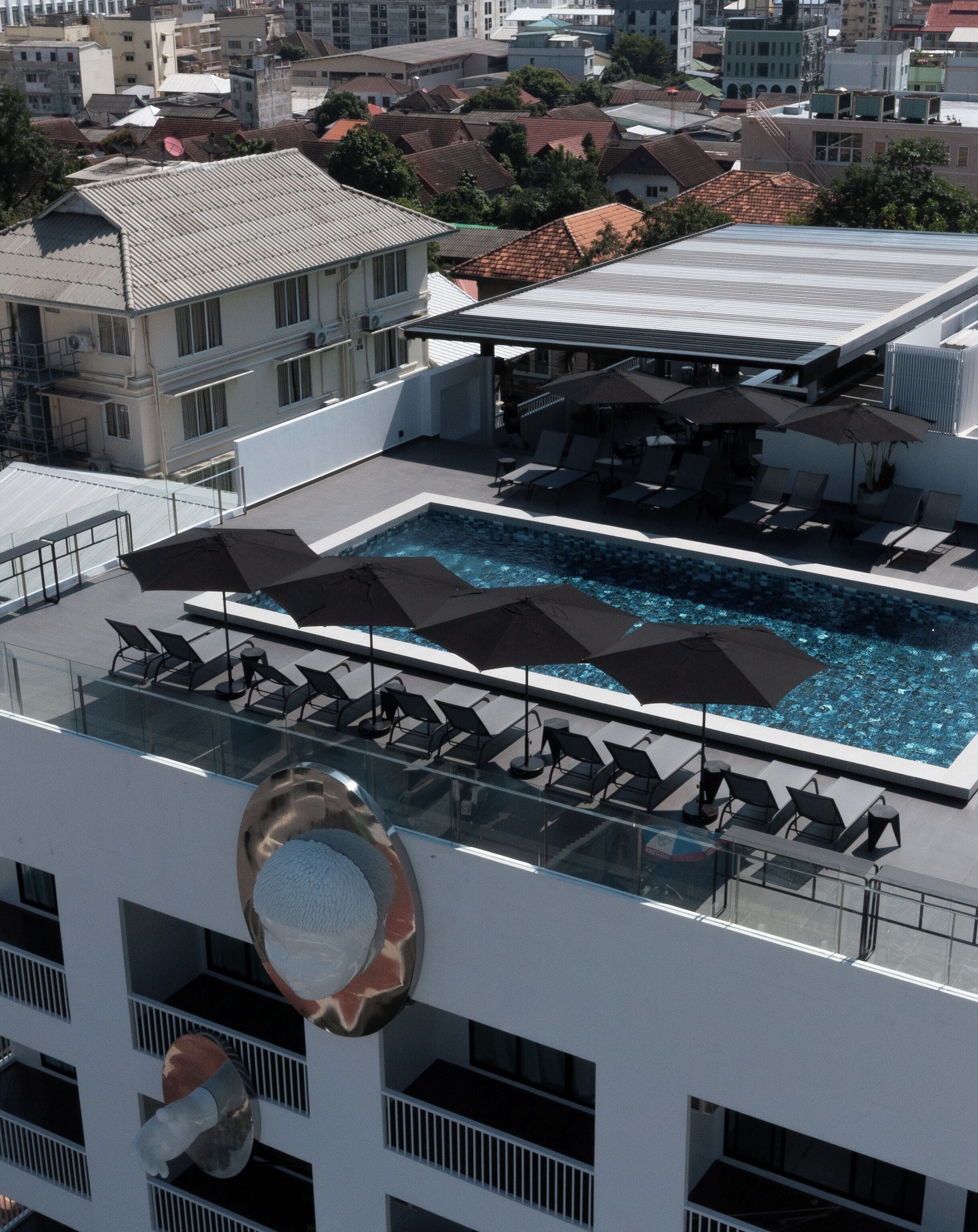 สระว่ายน้ำกลางแจ้ง