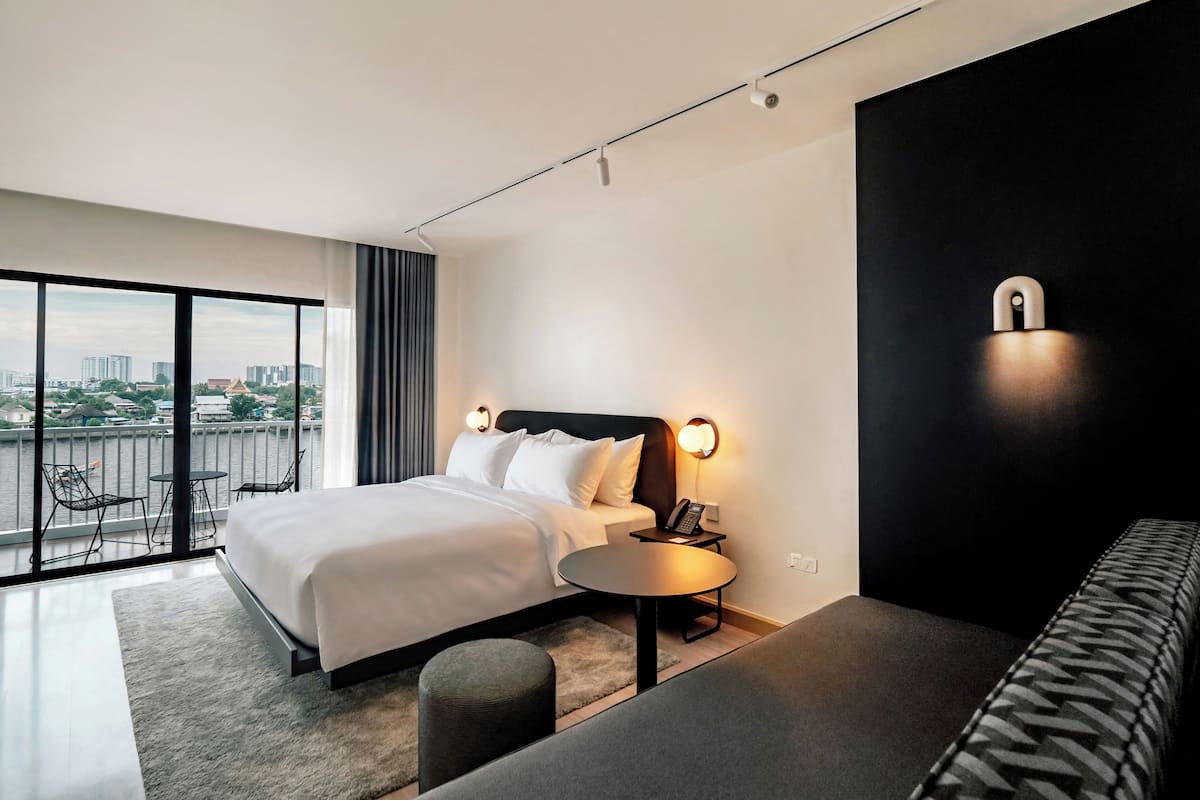 Premium Room, 1 King Bed | Premium bedding, minibar, in-room safe, desk