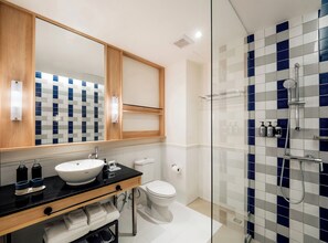 Shower, hair dryer, bathrobes, slippers - The StandardX Bangkok Phra Arthit (Bangkok)