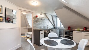 Kühlschrank, Mikrowelle, Ofen, Kochgeschirr/Geschirr/Besteck