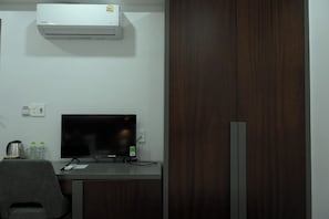 Soundproofing, free WiFi, bed sheets