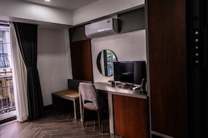 Soundproofing, free WiFi, bed sheets