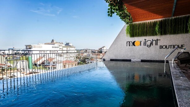 A rooftop pool with a view of buildings in the background. - Moonlight Boutique Hotel (Hue)