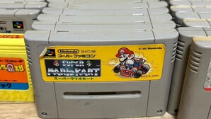 Une cartouche de jeu Nintendo Super Mario Kart grise, avec une étiquette jaune.