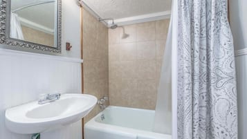 SĂšche-cheveux, serviettes fournies, savon, shampoing