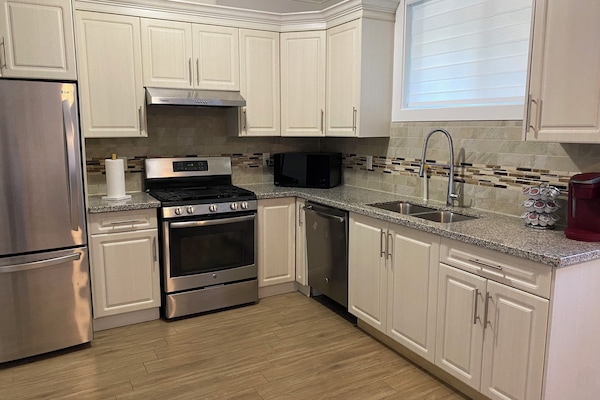 Een koelkast, een magnetron, een oven, een kookplaat