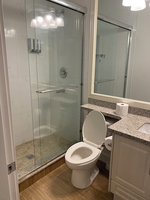 Hair dryer, towels, soap, shampoo - Spacious 3-bedroom Suite in fabulous Surrey Wi-Fi, EV Charging, Basketball Court (Surrey)