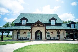 Exterior - Discover the charm of  our ranch getaway! (Van Alstyne)