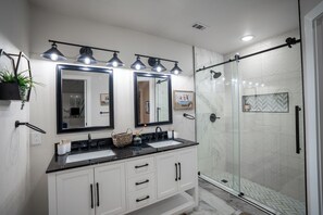 Een douche, een haardroger, handdoeken, zeep