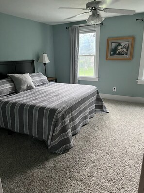 5 habitaciones, escritorio y tabla de planchar con plancha