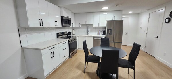 Fridge, microwave, dishwasher - Modern 2-Bedroom Basement Suite in Charming Edmonton SW Community with Wifi & TV (Edmonton)