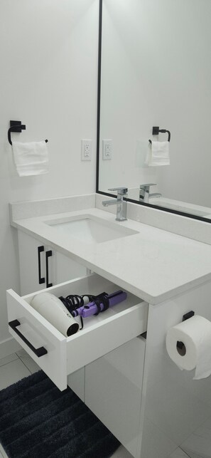 Douche, sèche-cheveux, serviettes fournies, savon