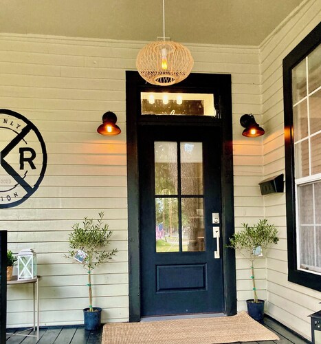 Charming recently renovated bungalow in historic downtown Navasota with WiFi, AC