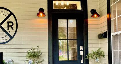 Charming recently renovated bungalow in historic downtown Navasota with WiFi, AC