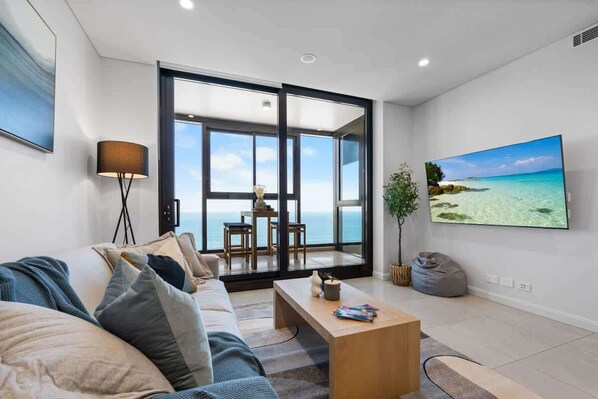 Televisión y oficina 