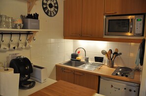 Réfrigérateur, micro-ondes, cafetière/bouilloire, grille-pain