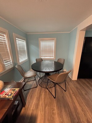 Dining - 4-bedroom house 100 yards from the water in North Myrtle Beach - outdoor space (North Myrtle Beach)