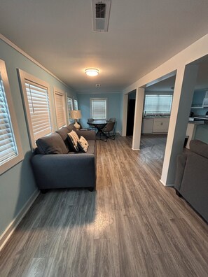 Smart TV - 4-bedroom house 100 yards from the water in North Myrtle Beach - outdoor space (North Myrtle Beach)