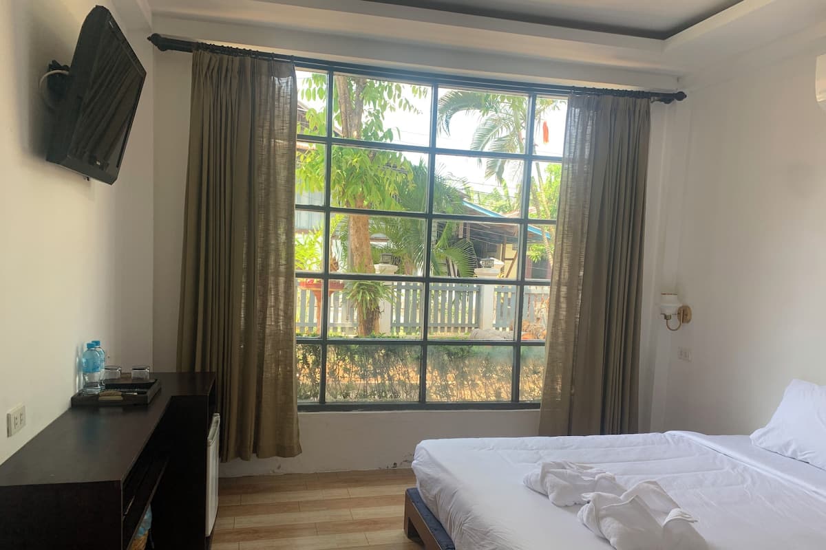 Family Quadruple Room | Peti besi dalam bilik, meja, ruang kerja komputer riba