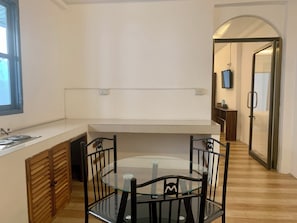 Caja de seguridad en la habitación y escritorio