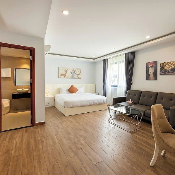 Luxury Room | Premium bedding, free minibar items, in-room safe, desk - Ballantine Hotel Phu My Hung SECC (Ho Chi Minh City)