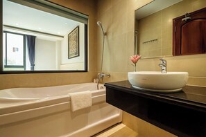 Superior kamer | Badkamer | Een regendouche, een haardroger, badjassen, pantoffels