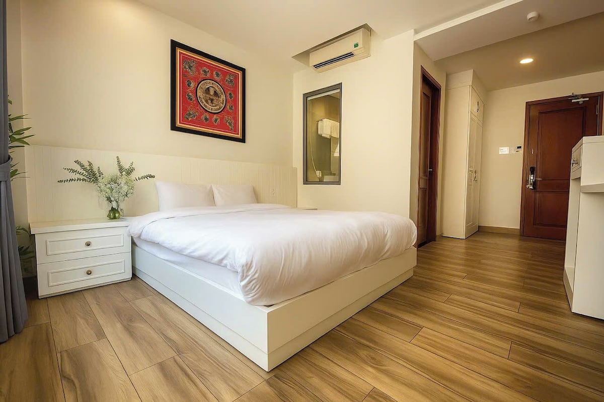 Deluxe kamer | Luxe beddengoed, een minibar met enkele gratis items
