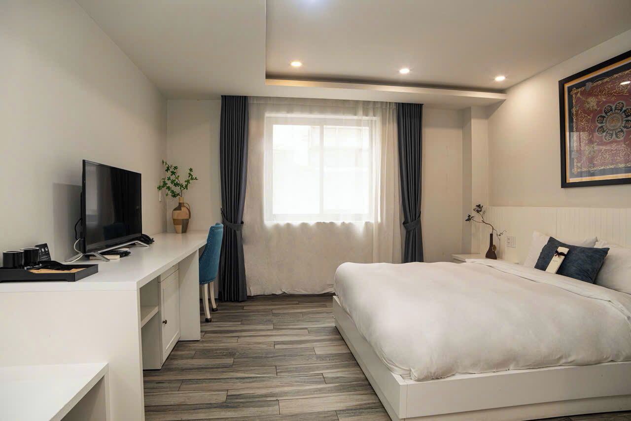 Premium bedding, free minibar items, in-room safe, desk