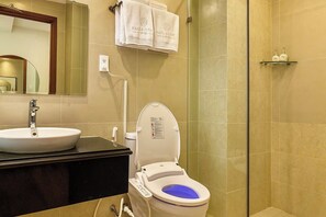 دُش غزير، مجففات شعر، برانس (أردية) حمّام، خف للقدمين