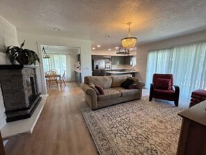Living area - Richland's Paradise
(Richland)