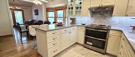 Køleskab, mikrobølgeovn, ovn, kogeplade