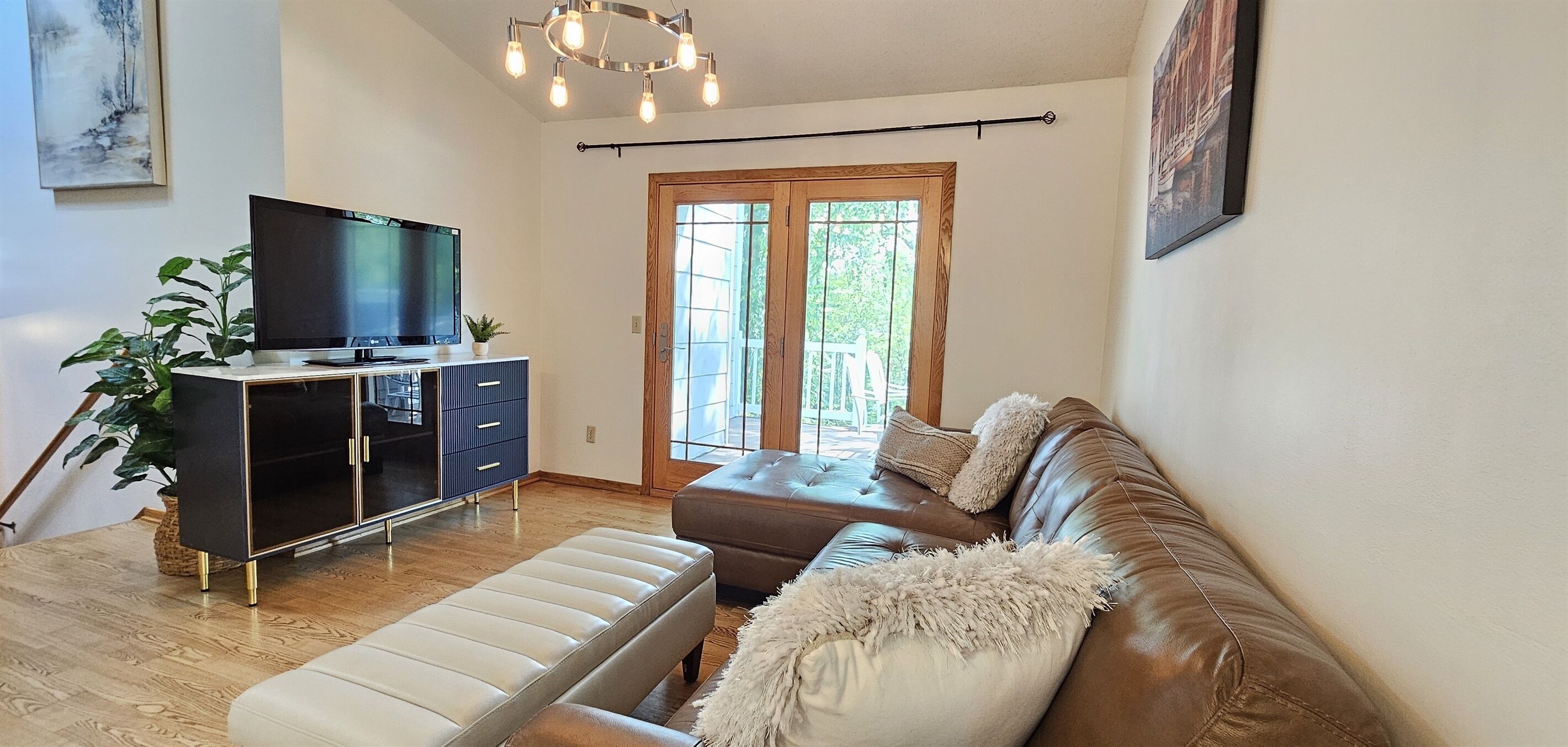 Smart TV, chimenea, futbolito y libros 