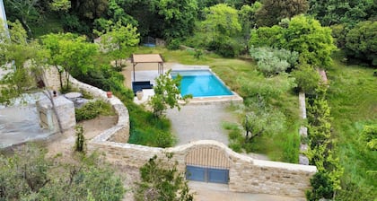 TrÚs grande bastide en pleine nature, 2 piscines privées & vue panoramique !