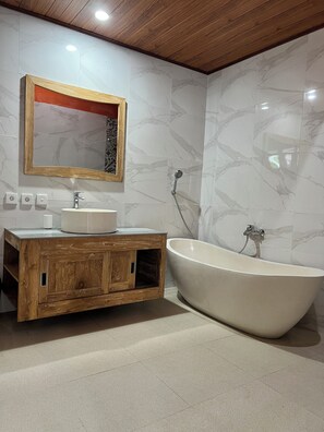 Suite romántica, vistas a la piscina | Baño | Bañera y ducha independientes, secador de pelo, albornoces y zapatillas