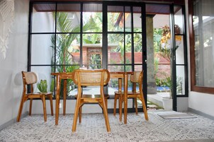 Refrigerador con freezer, placa de cocina, lavavajillas