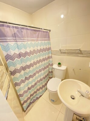 Haartrockner, Handtücher, Seife, Toilettenpapier