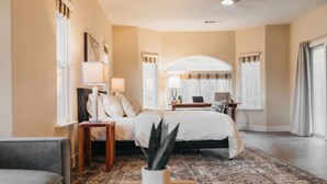 A hotel room with a bed, bedside tables, a desk, and a chair. - Panoramic Lookout *Sierra Serenity* BBQ by CasaOso (Mariposa)