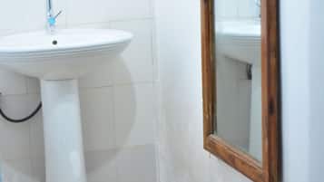 Douche, chaussons, serviettes fournies, savon