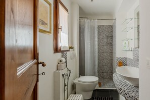 Douche, sèche-cheveux, bidet