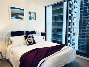 Luxury-Doppelzimmer, Stadtblick | Schreibtisch, laptopgeeigneter Arbeitsplatz, Verdunkelungsvorhänge