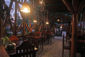 Restaurant - Hotel Oasis Port Barton (San Vicente)