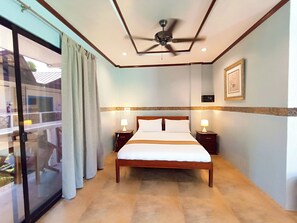 Quarto casal luxo, sacada, vista para a montanha | Escrivaninha, Wi-Fi de cortesia