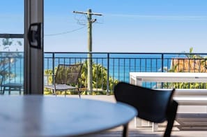 Outdoor dining - Sandcastle Studio by Coast Hosting (Forresters Beach)