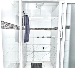 Bidet, Handtücher, Seife, Shampoo
