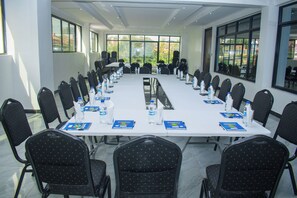 Studio | In-room business center - WATER PARVILION HOTEL (Keroka)