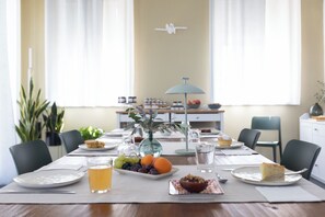 تلفزيون بشاشة مسطحة بحجم 60-سم يعرض قنوات فضائية