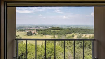 Blackout curtains, free WiFi, bed sheets