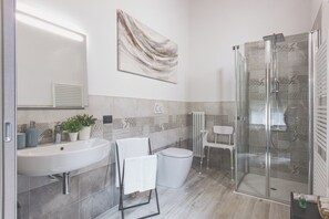 Shower, rainfall showerhead, hair dryer, towels - döit  (Coniolo)
