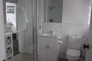 Shower, hair dryer, towels - Greens Beach Escape (Greens Beach)